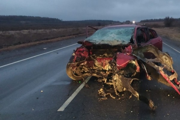 Около Татищево столкнулсь две легковушки. Погибли оба водителя и юная пассажирка