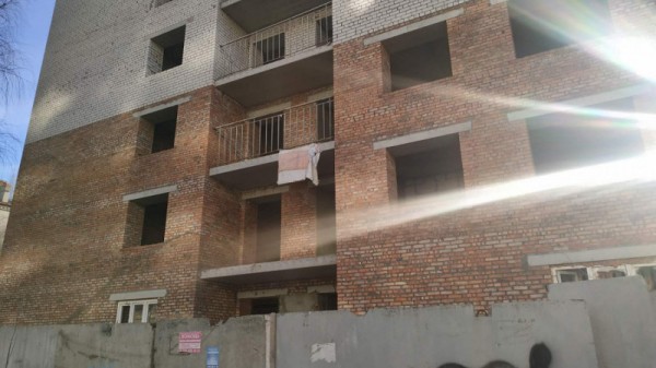 В Заводском районе рядом со стройкой прохожие нашли труп неизвестного мужчины
