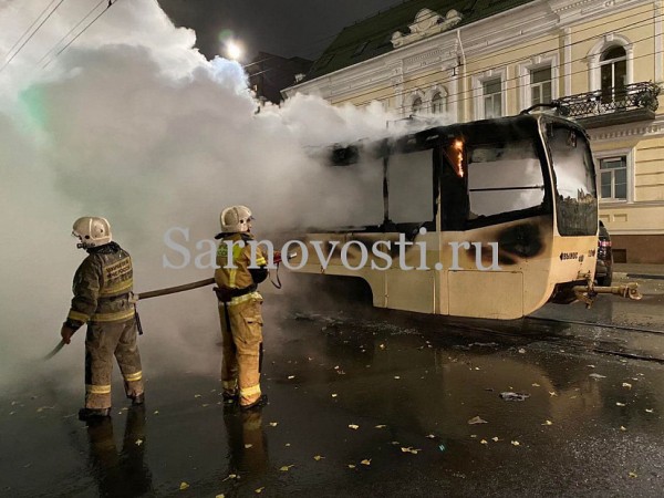 В центре Саратова загорелся вагон трамвая
