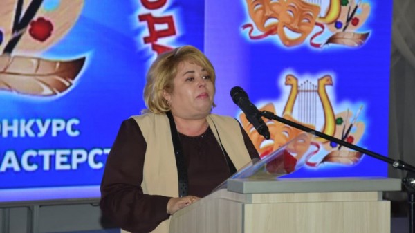 Министр культуры Саратовской области раздала лучшим работникам грамоты и конверты с деньгами
