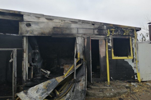 Утром пожарные боролись с масштабным возгоранием напротив трамвайной остановки в Октябрьском районе (фото и видео)