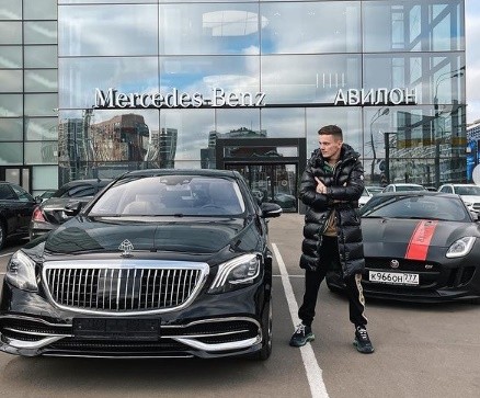 Сын саратовской певицы заработал термометрами на «Майбах» Сын саратовской певицы заработал термометрами на «Майбах»