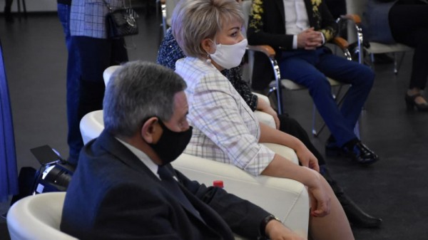 Министр культуры Саратовской области раздала лучшим работникам грамоты и конверты с деньгами
