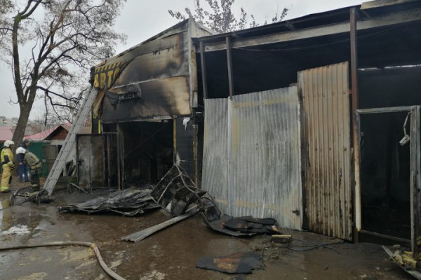 Утром пожарные боролись с масштабным возгоранием напротив трамвайной остановки в Октябрьском районе (фото и видео)