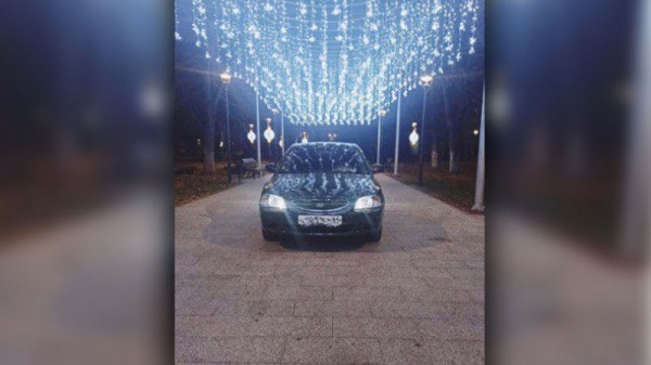 Автохам припарковал «Приору» на пешеходной зоне возле Крытого рынка. Глава Саратова потребовал наказать нарушителя
Автохам припарковал «Приору» на пешеходной зоне возле Крытого рынка. Глава Саратова потребовал наказать нарушителя