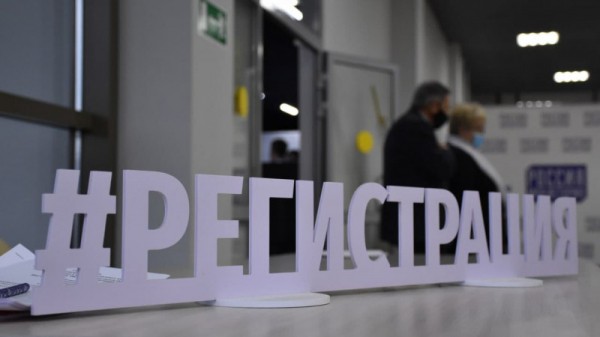 Министр культуры Саратовской области раздала лучшим работникам грамоты и конверты с деньгами
