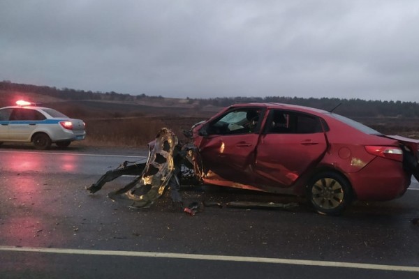 Около Татищево столкнулсь две легковушки. Погибли оба водителя и юная пассажирка