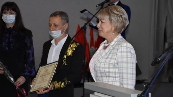 Министр культуры Саратовской области раздала лучшим работникам грамоты и конверты с деньгами
