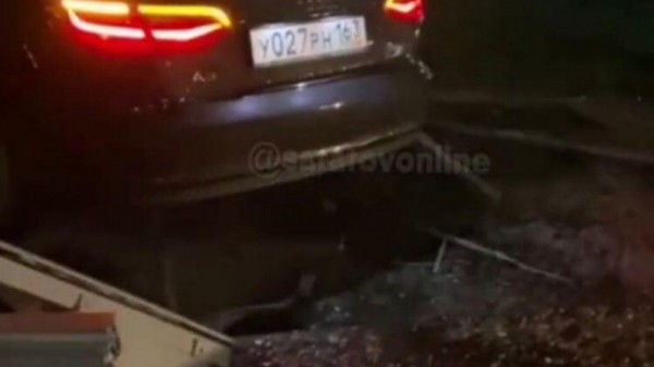 Очевидцы: в Солнечном автомобилист снес остановку
