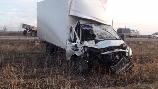 На трассе &laquo;ГАЗель&raquo; опрокинула трактор, который вез дрова. Один из водителей попал в больницу
