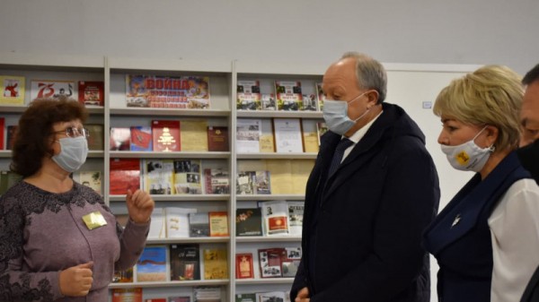 Губернатор области поздравил лучших работников культуры региона. Им вручили по 100 тысяч рублей
