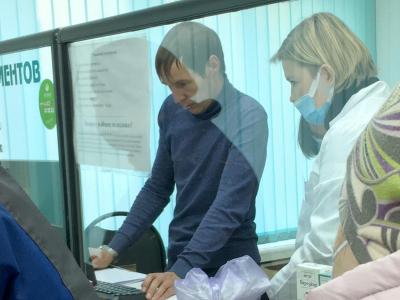 
В Саратове открылась первая государственная аптека: сотрудники - без масок					