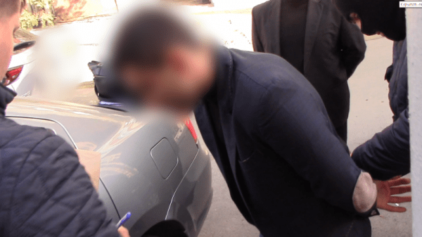 Сотрудники ФСБ задержали директора управляющей компании за попытку подкупить главу другой фирмы 7 миллионами рублей (видео)
