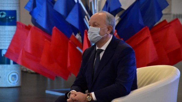 Губернатор поручил сократить число чиновников в Саратовской области
Губернатор поручил сократить число чиновников в Саратовской области