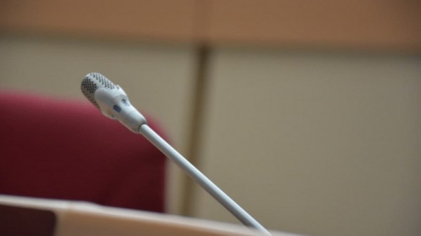 В областной думе затянувшееся обсуждение избирательной системы привело к потасовке с вырыванием микрофона
В областной думе затянувшееся обсуждение избирательной системы привело к потасовке с вырыванием микрофона