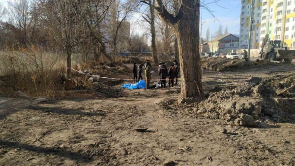 В Заводском районе рядом со стройкой прохожие нашли труп неизвестного мужчины
