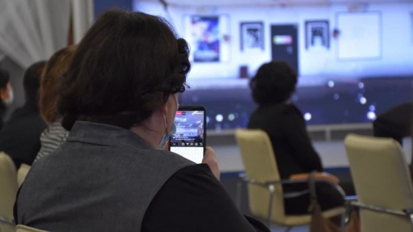 Министр культуры Саратовской области раздала лучшим работникам грамоты и конверты с деньгами
