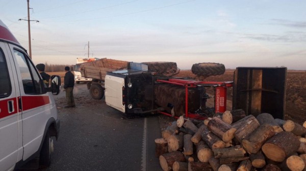 На трассе &laquo;ГАЗель&raquo; опрокинула трактор, который вез дрова. Один из водителей попал в больницу
