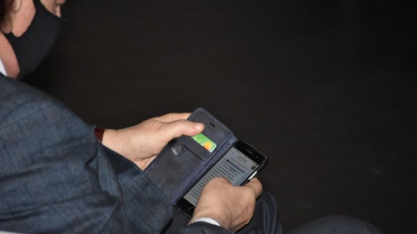 Министр культуры Саратовской области раздала лучшим работникам грамоты и конверты с деньгами
