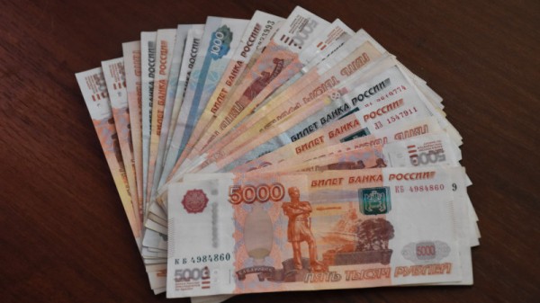 Жители Саратова перевели лжесотрудникам банков почти миллион рублей
