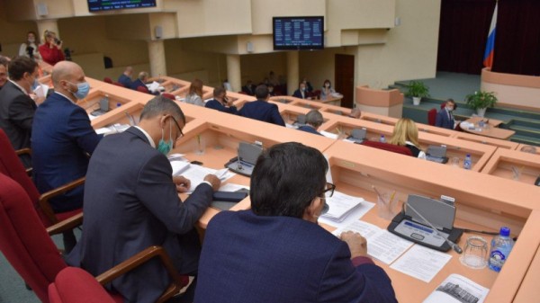Саратовскую областную думу покинули еще два депутата
