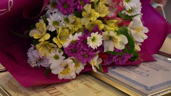 Губернатор области поздравил лучших работников культуры региона. Им вручили по 100 тысяч рублей
