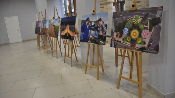 Министр культуры Саратовской области раздала лучшим работникам грамоты и конверты с деньгами
