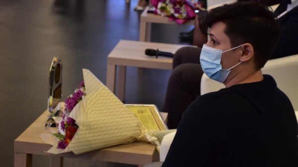 Губернатор области поздравил лучших работников культуры региона. Им вручили по 100 тысяч рублей
