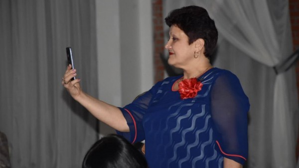 Министр культуры Саратовской области раздала лучшим работникам грамоты и конверты с деньгами
