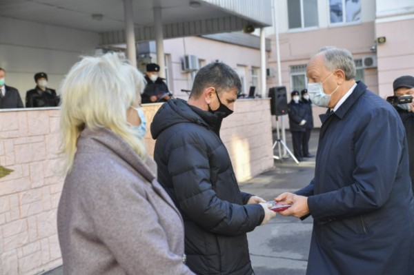 Орден мужества вручили родителям погибшего при выполнении служебных обязанностей лейтенанта полиции Михаила Гадеева