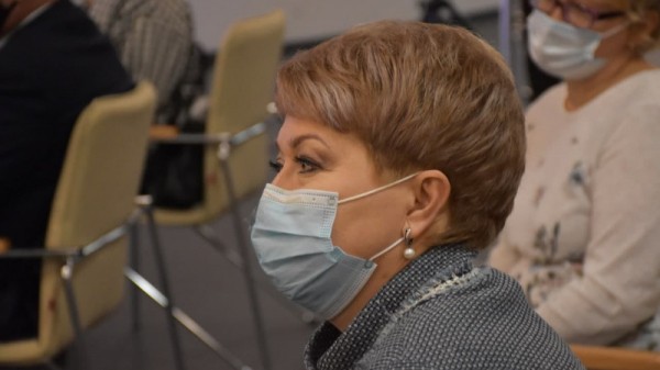 Министр культуры Саратовской области раздала лучшим работникам грамоты и конверты с деньгами
