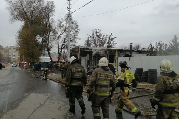 Утром пожарные боролись с масштабным возгоранием напротив трамвайной остановки в Октябрьском районе (фото и видео)