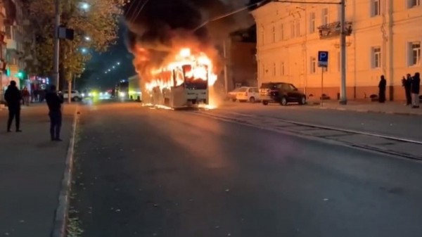 В центре Саратова сгорел трамвай (видео)
