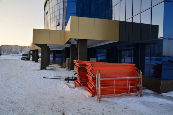 За два дня до сдачи во дворце водных видов спорта кипит работа: показываем, как выглядит долгострой