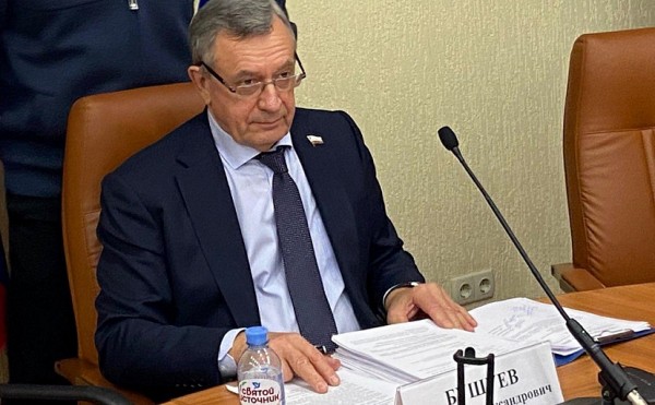 Саратовским бизнесменам предложили ремонтировать поликлиники вместо покупки Rolls-Royce