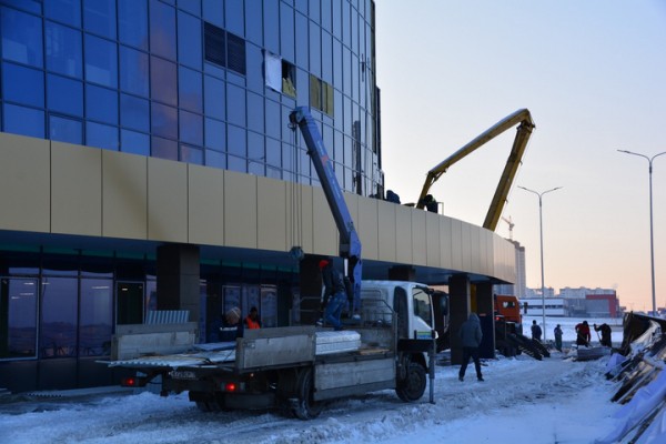 За два дня до сдачи во дворце водных видов спорта кипит работа: показываем, как выглядит долгострой