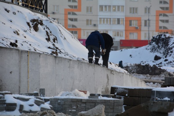 За два дня до сдачи во дворце водных видов спорта кипит работа: показываем, как выглядит долгострой