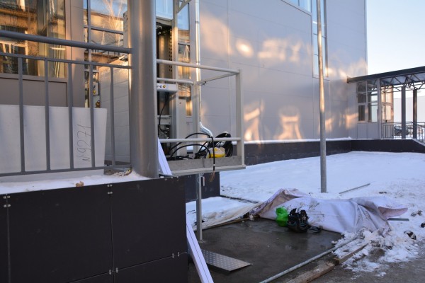 За два дня до сдачи во дворце водных видов спорта кипит работа: показываем, как выглядит долгострой