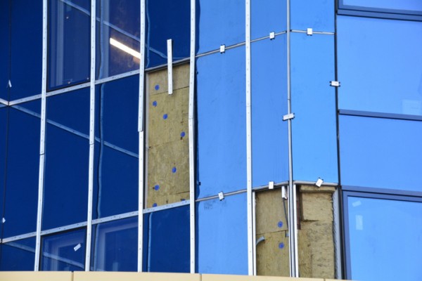 За два дня до сдачи во дворце водных видов спорта кипит работа: показываем, как выглядит долгострой