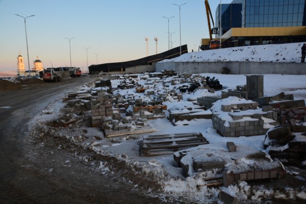 За два дня до сдачи во дворце водных видов спорта кипит работа: показываем, как выглядит долгострой
