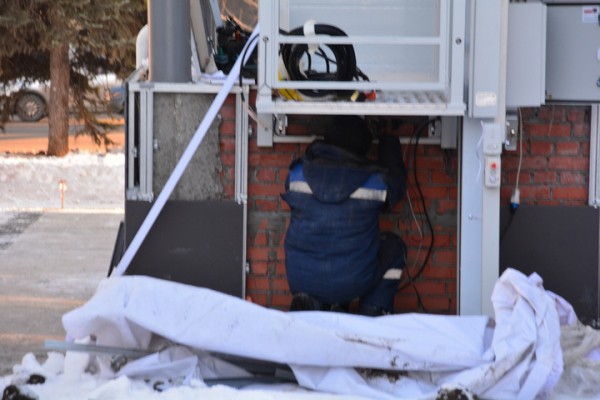 За два дня до сдачи во дворце водных видов спорта кипит работа: показываем, как выглядит долгострой