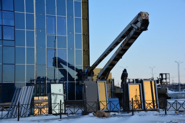 За два дня до сдачи во дворце водных видов спорта кипит работа: показываем, как выглядит долгострой