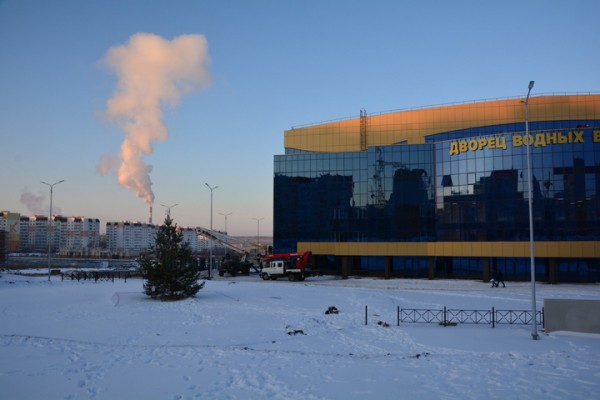 За два дня до сдачи во дворце водных видов спорта кипит работа: показываем, как выглядит долгострой