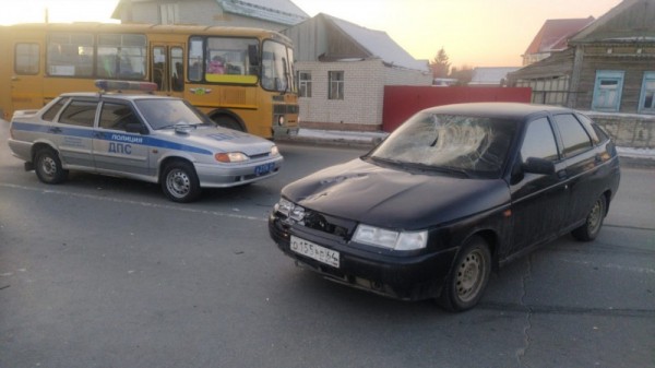 Жительницу Балакова сбила легковушка и автобус
