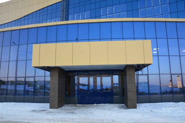 За два дня до сдачи во дворце водных видов спорта кипит работа: показываем, как выглядит долгострой