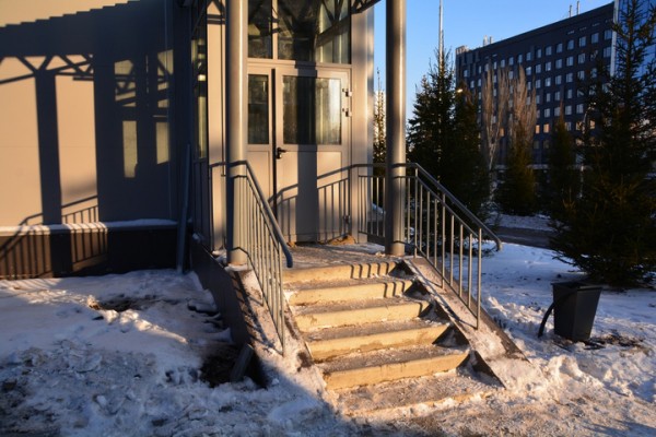 За два дня до сдачи во дворце водных видов спорта кипит работа: показываем, как выглядит долгострой