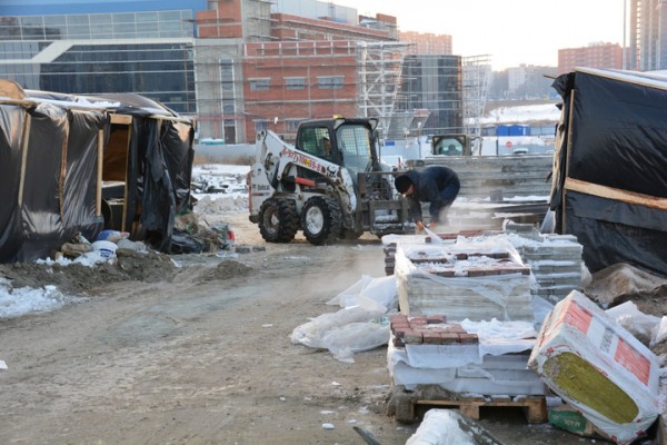 За два дня до сдачи во дворце водных видов спорта кипит работа: показываем, как выглядит долгострой