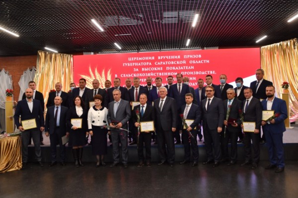 Губернатор вручил награды саратовским аграриям за достижения в АПК