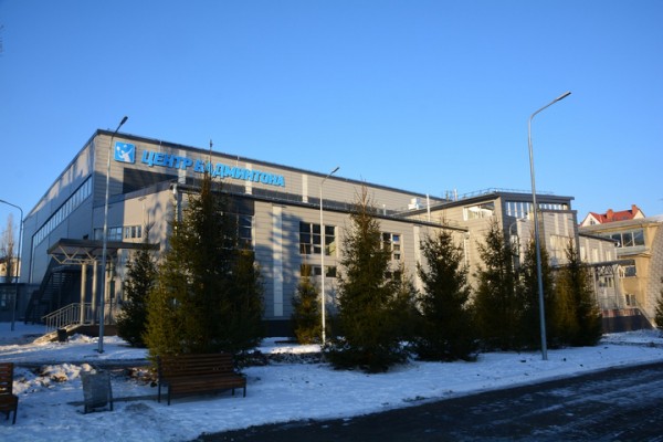 За два дня до сдачи во дворце водных видов спорта кипит работа: показываем, как выглядит долгострой