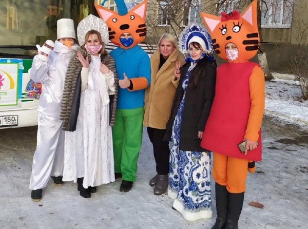 По Саратову проехал &laquo;новогодний автобус&raquo; с подарками для маленьких пациентов